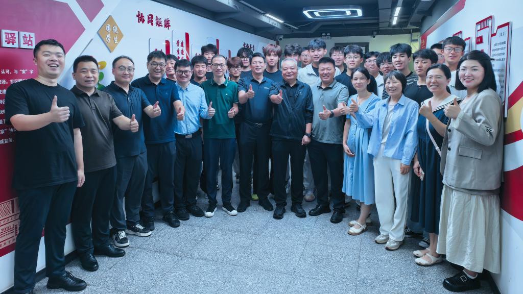 【暖源行动】——能源学院领导老师深入学生公寓社区为学生送上中秋祝福