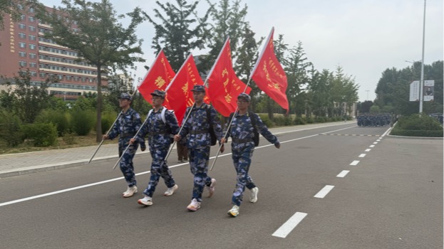 【戎装迎烈日，青春启新章】（六）——能源学院2026级新生完成十公里拉练